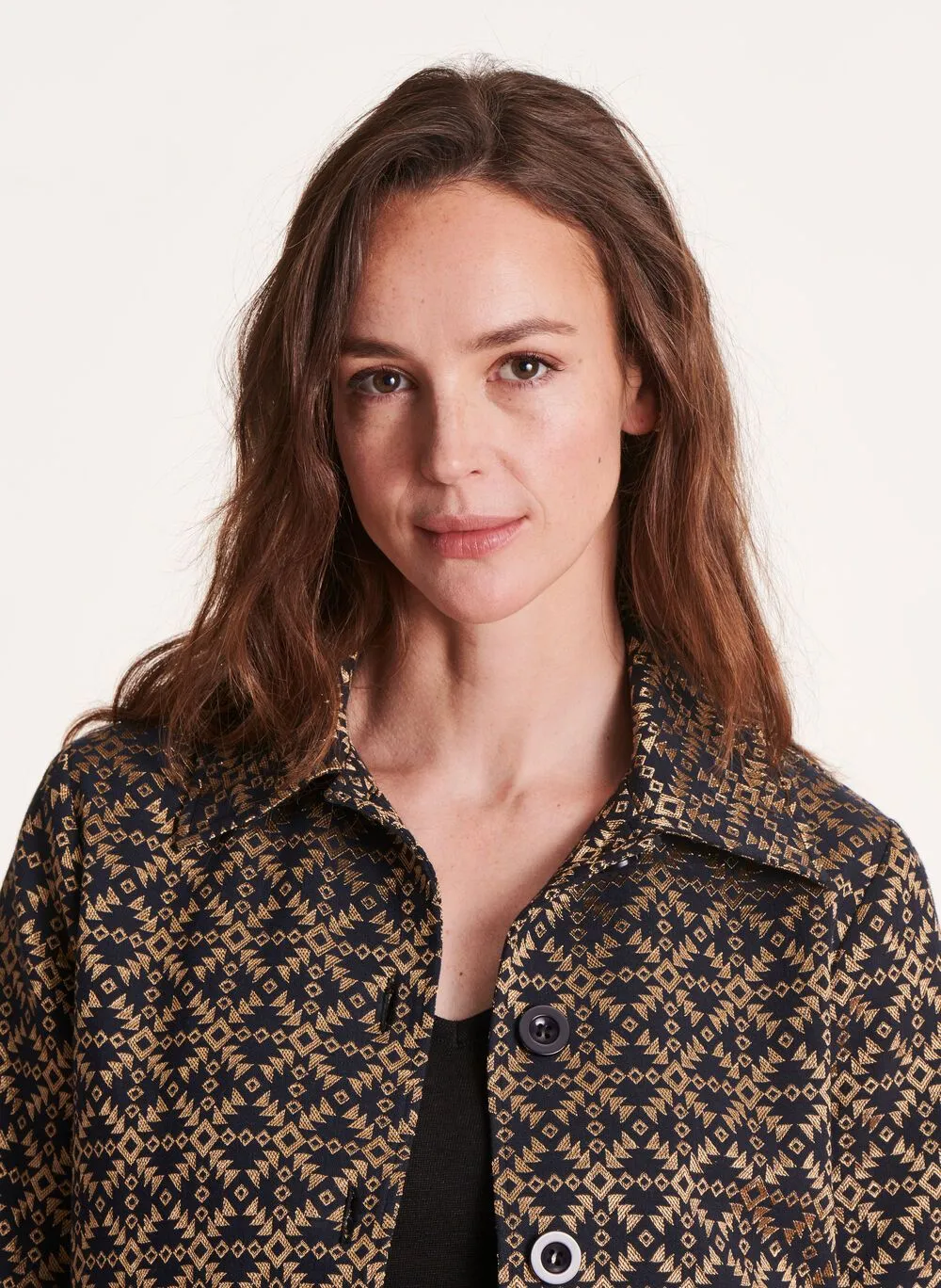 Chaqueta recta con cuello clásico en jacquard estampado en negro