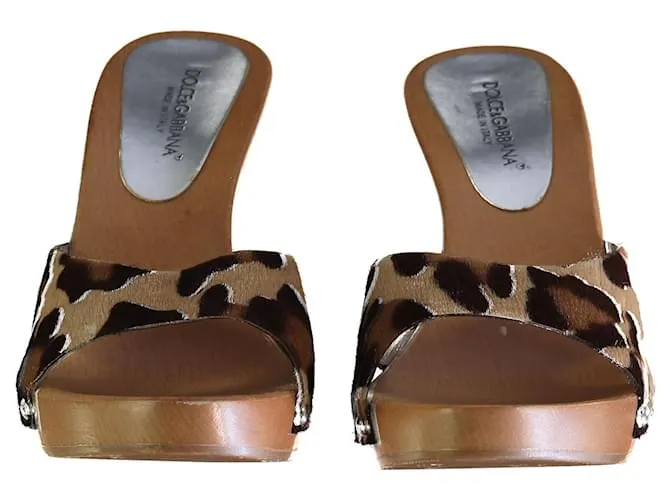 Dolce & Gabbana Sandalias de zuecos de madera con pelo de becerro y estampado de leopardo marrón de Dolce & Gabbana Impr
