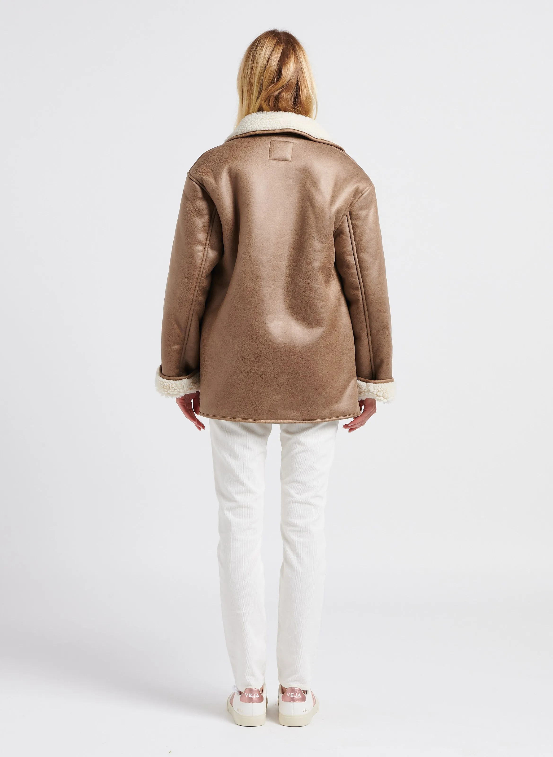 POLLY - Chaqueta recta con cuello de sastre en beige