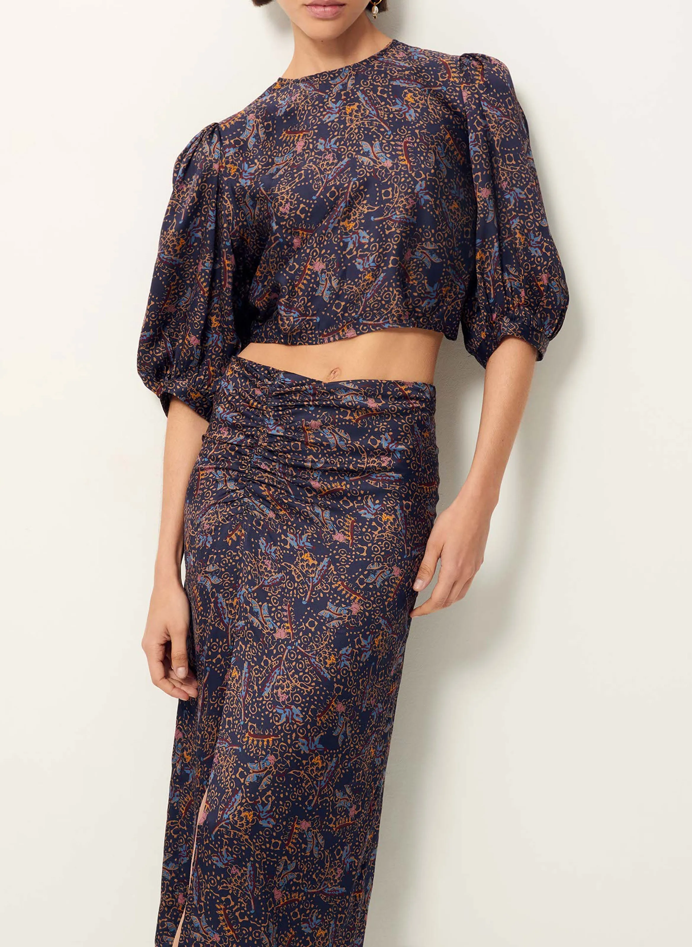 SESSUN HAMINA - Top cuello redondo recto de satén estampado en azul